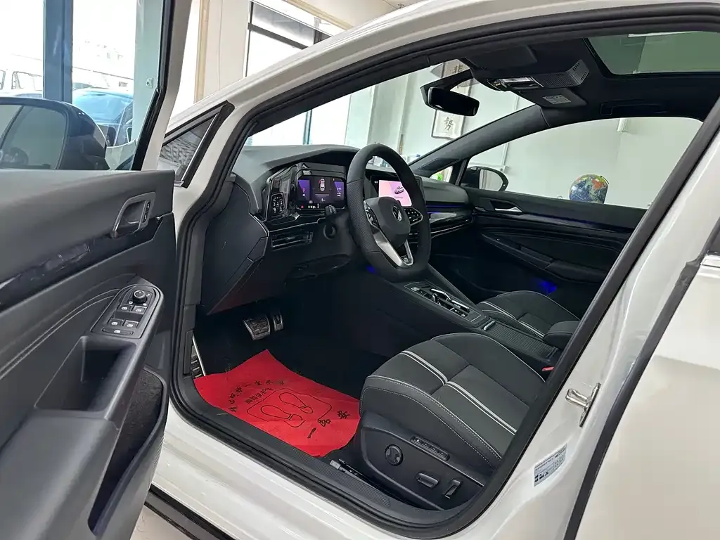 Volkswagen Golf 2023 из CN, фото 2