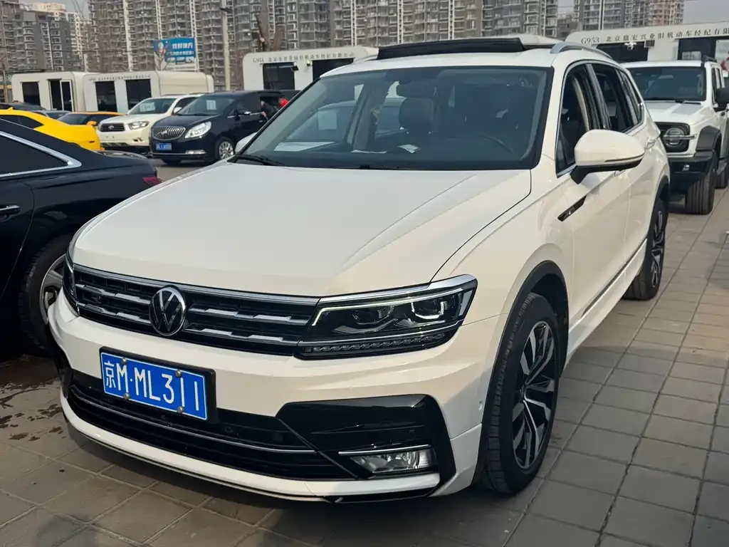 Volkswagen Tiguan L — фото 1