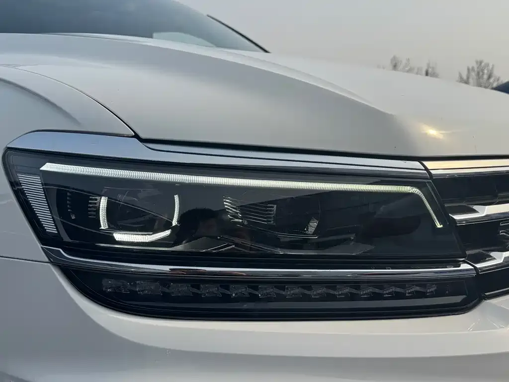 Volkswagen Tiguan L — фото 10