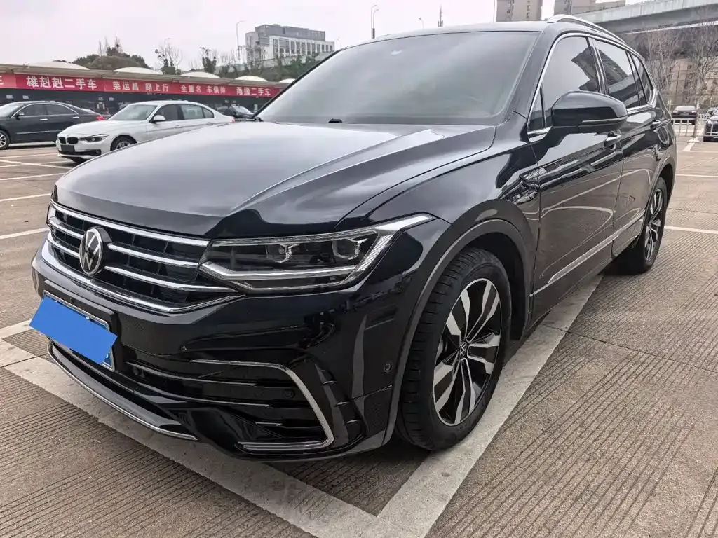 Volkswagen Tiguan L — фото 1