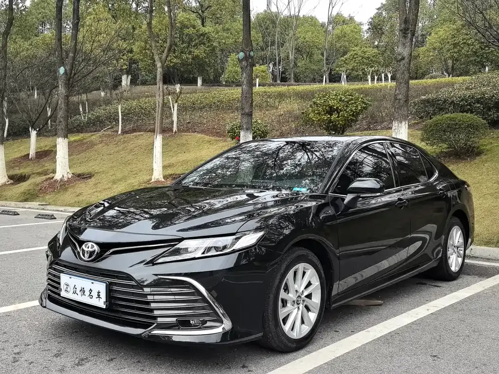 Toyota Camry — фото 1