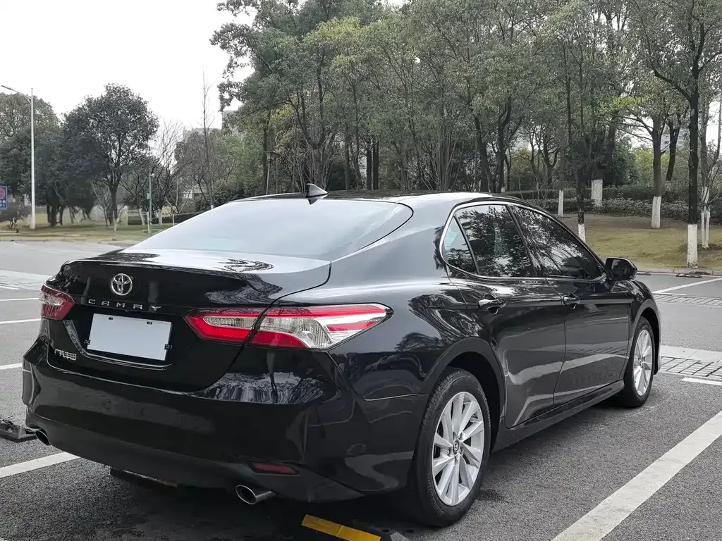 Toyota Camry — фото 7