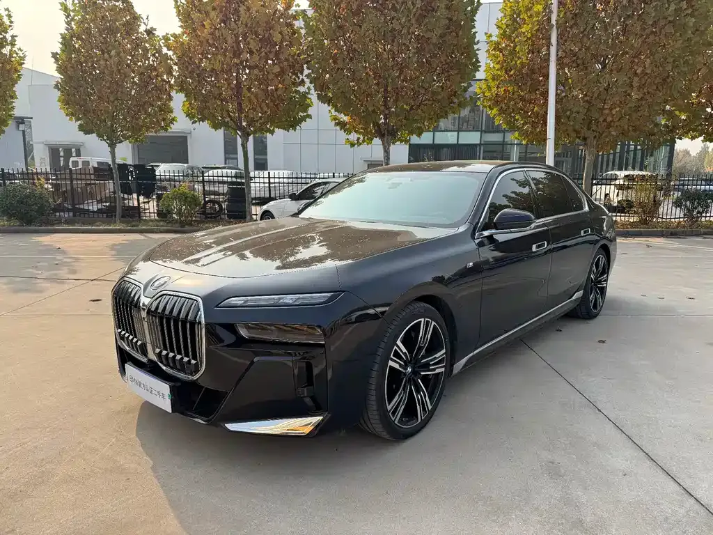 BMW 7 Series — фото 1