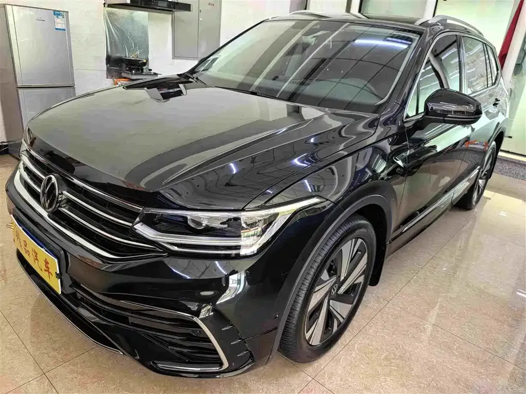 Volkswagen Tiguan L — фото 1