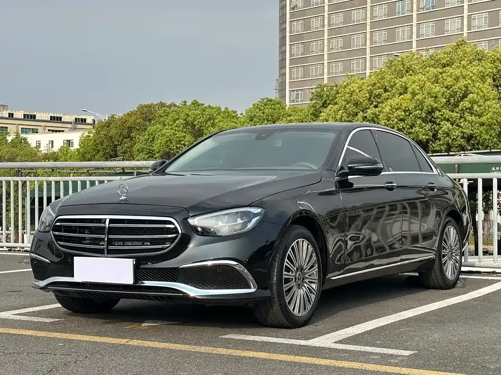 Mercedes-Benz E-Class — фото 1