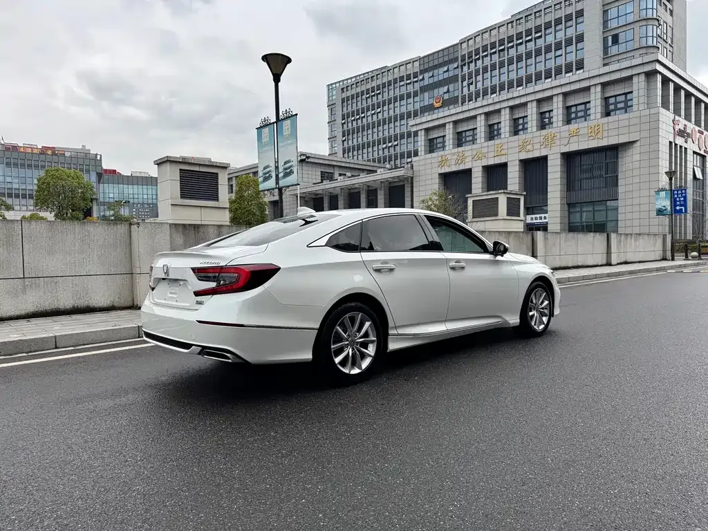 Honda Accord — фото 8