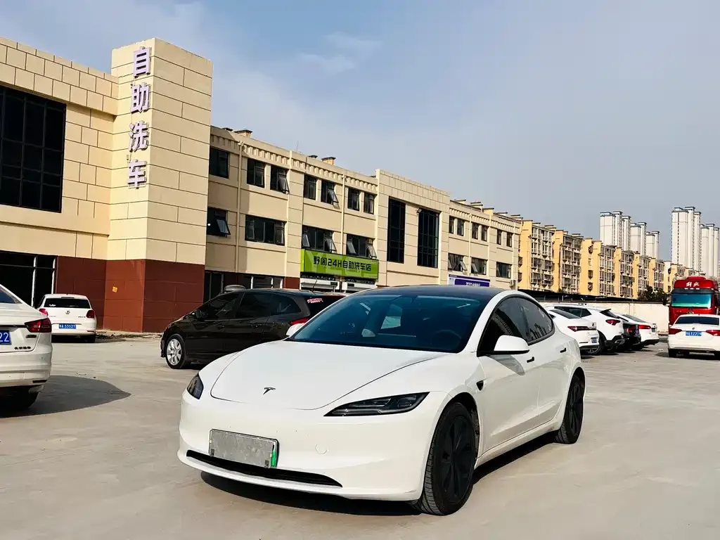 Tesla Model 3 — фото 1