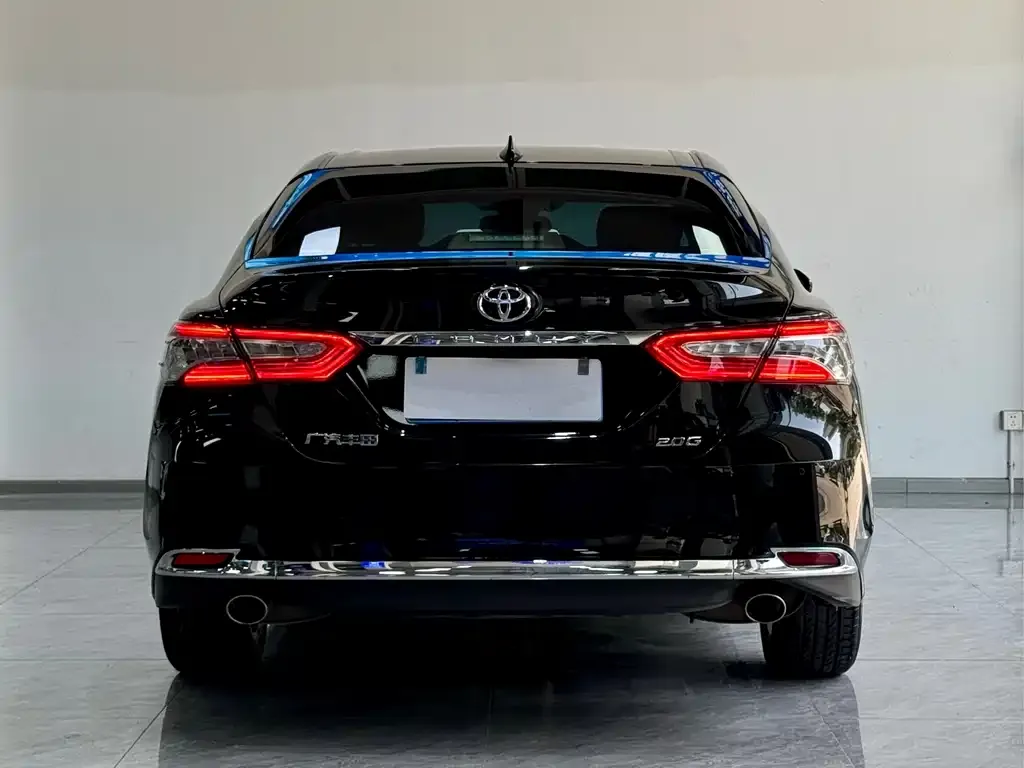 Toyota Camry — фото 2