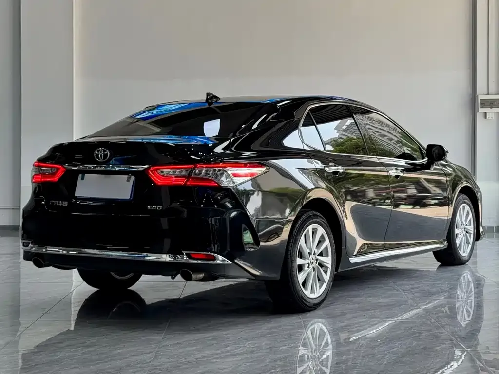 Toyota Camry — фото 3