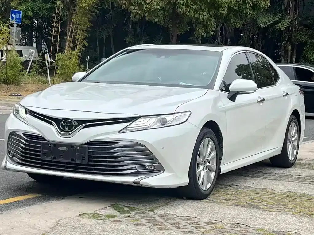 Toyota Camry — фото 1
