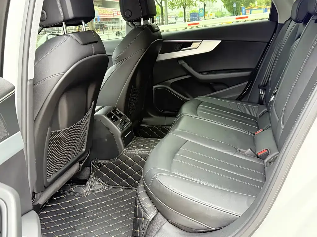Audi A4L 2022 из CN, фото 3