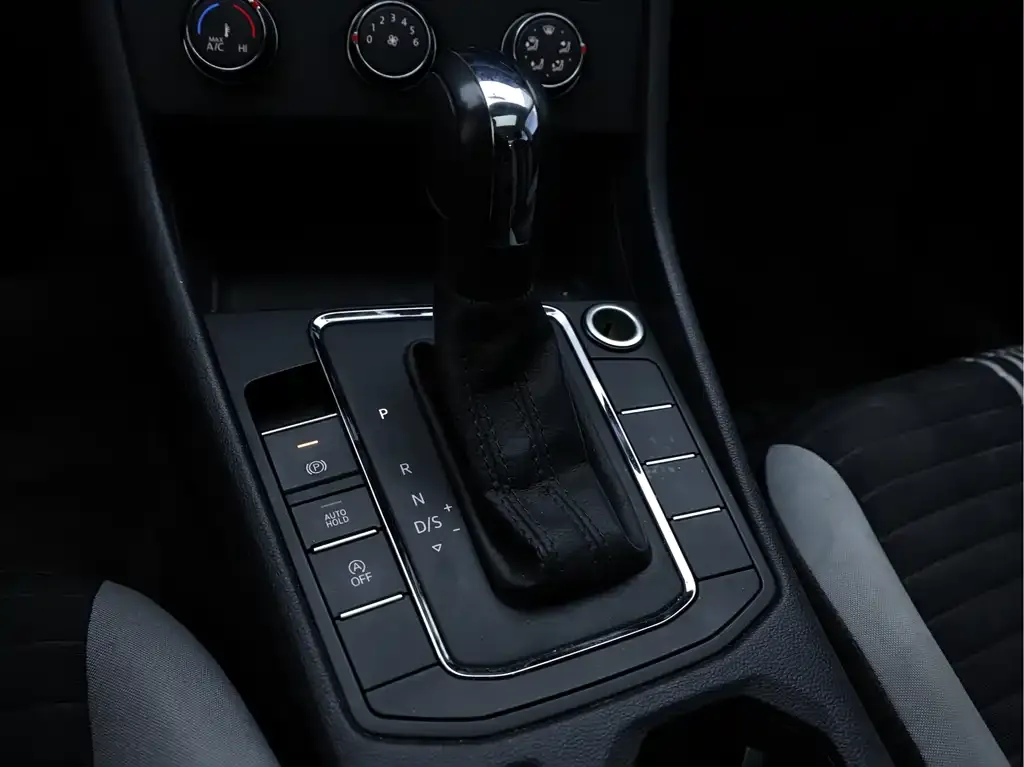 Volkswagen Bora 2023 из CN, фото 6