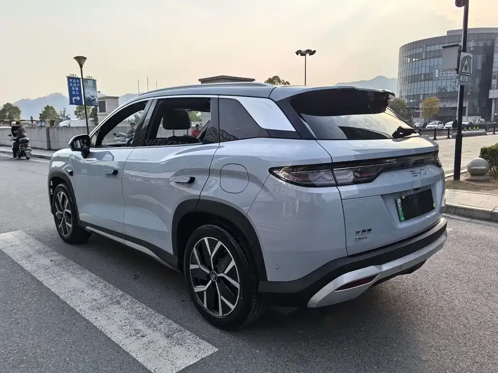 BYD L DM-i — фото 7