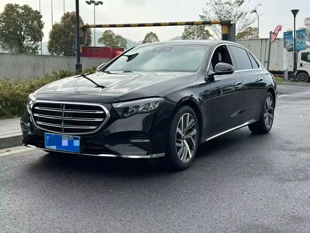Mercedes-Benz E-Class — фото 1