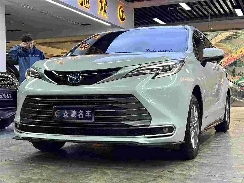 Toyota Sienna — фото 9