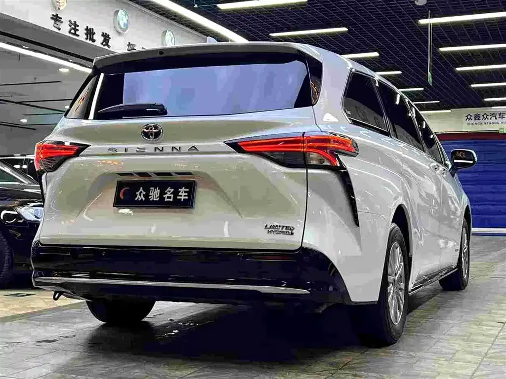 Toyota Sienna — фото 5