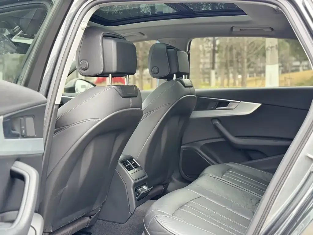 Audi A4L 2021 из CN, фото 2