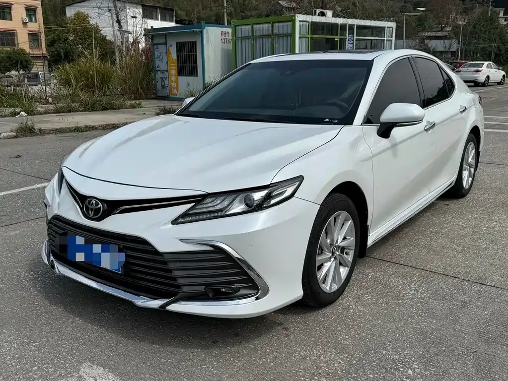 Toyota Camry — фото 1