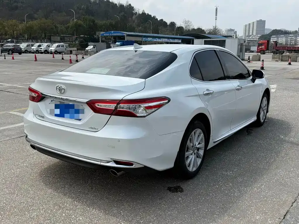 Toyota Camry — фото 5