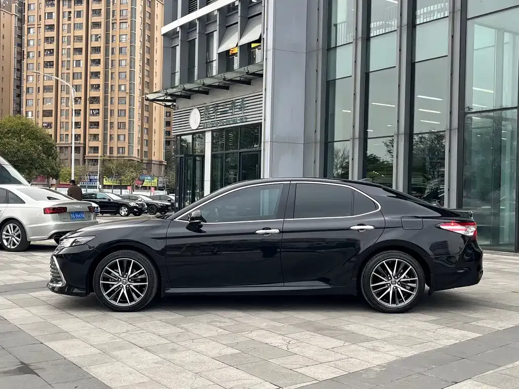 Toyota Camry — фото 10