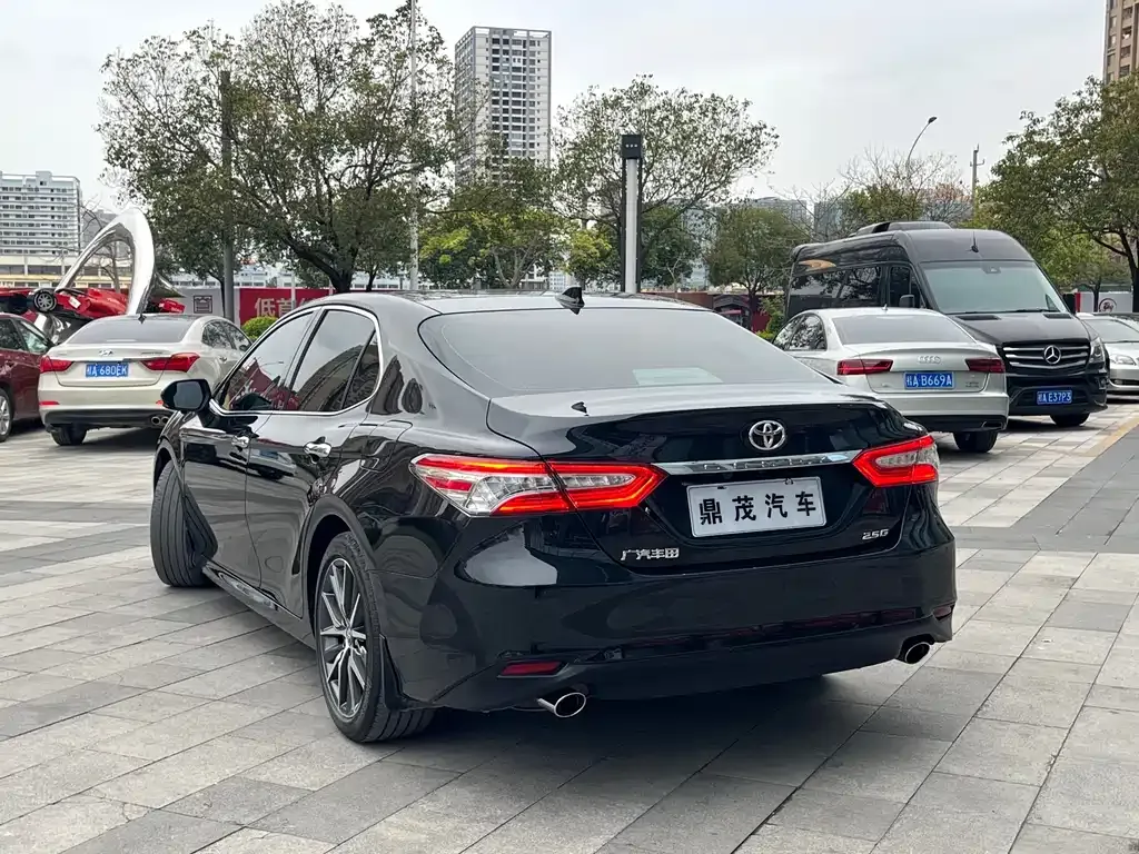 Toyota Camry — фото 9