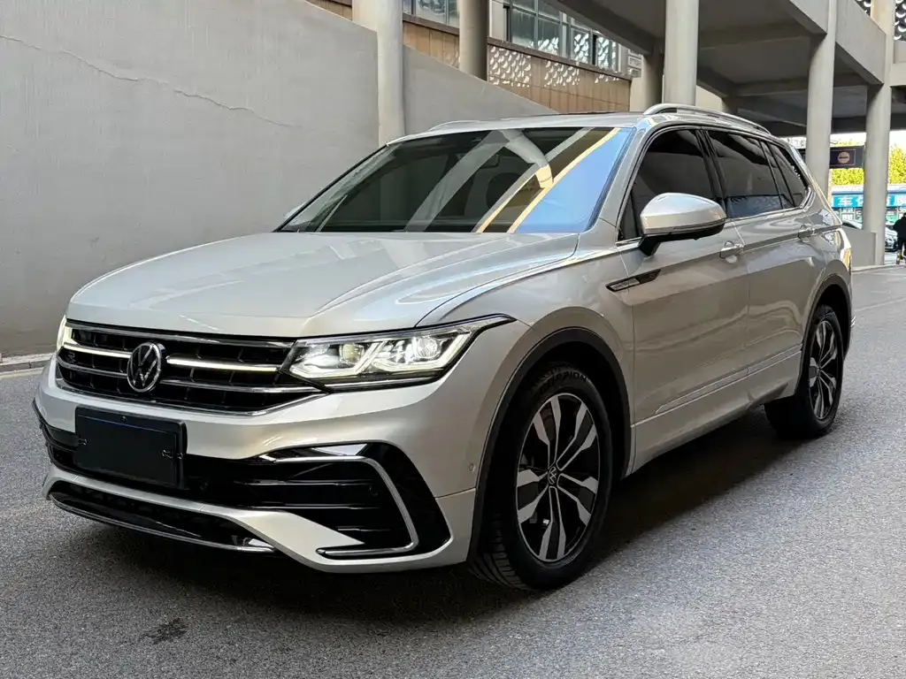 Volkswagen Tiguan L — фото 1