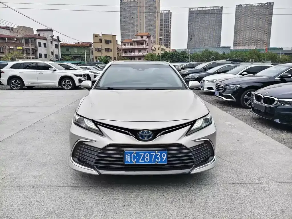 Toyota Camry — фото 1