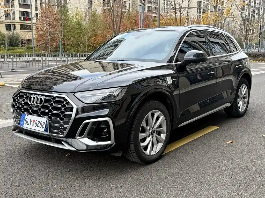 Audi Q5L — фото 1