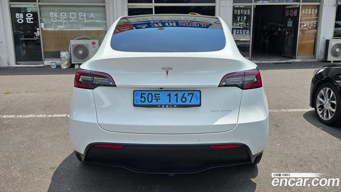 Tesla Model Y — фото 10