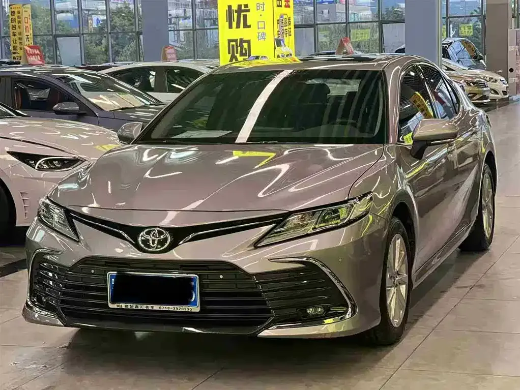 Toyota Camry — фото 1