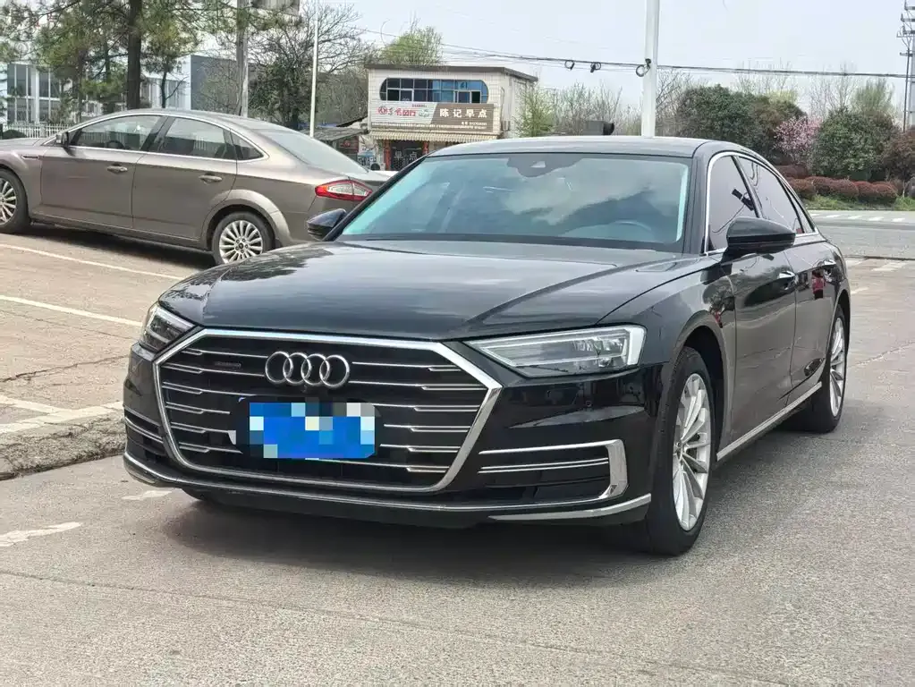 Audi A8 — фото 1