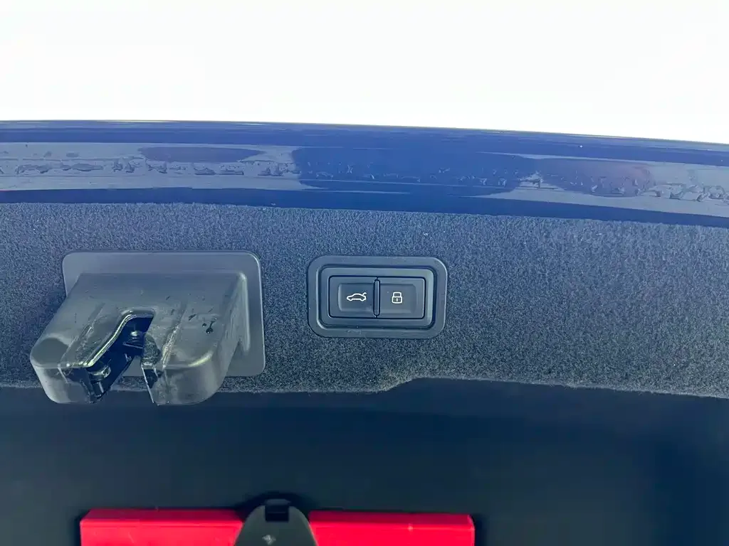 Audi A8 — фото 4