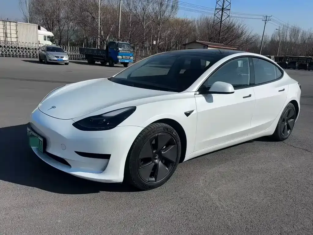 Tesla Model 3 — фото 1