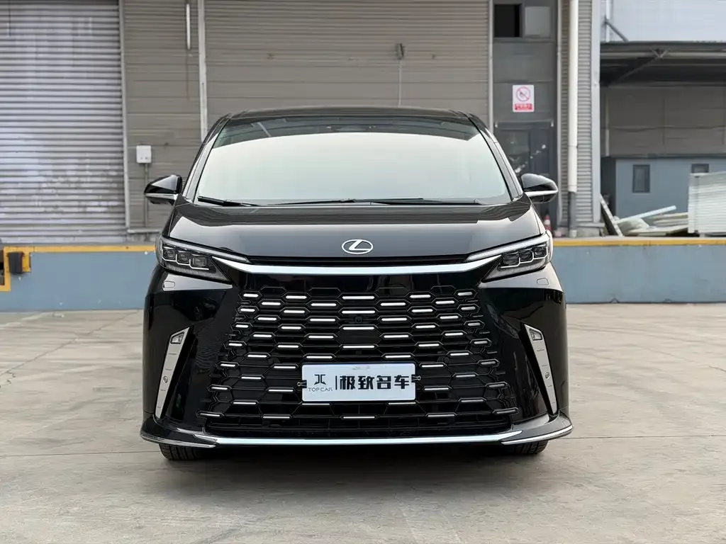 Lexus LM — фото 1