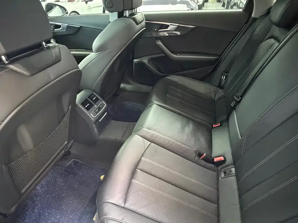 Audi A4L 2021 из CN, фото 4