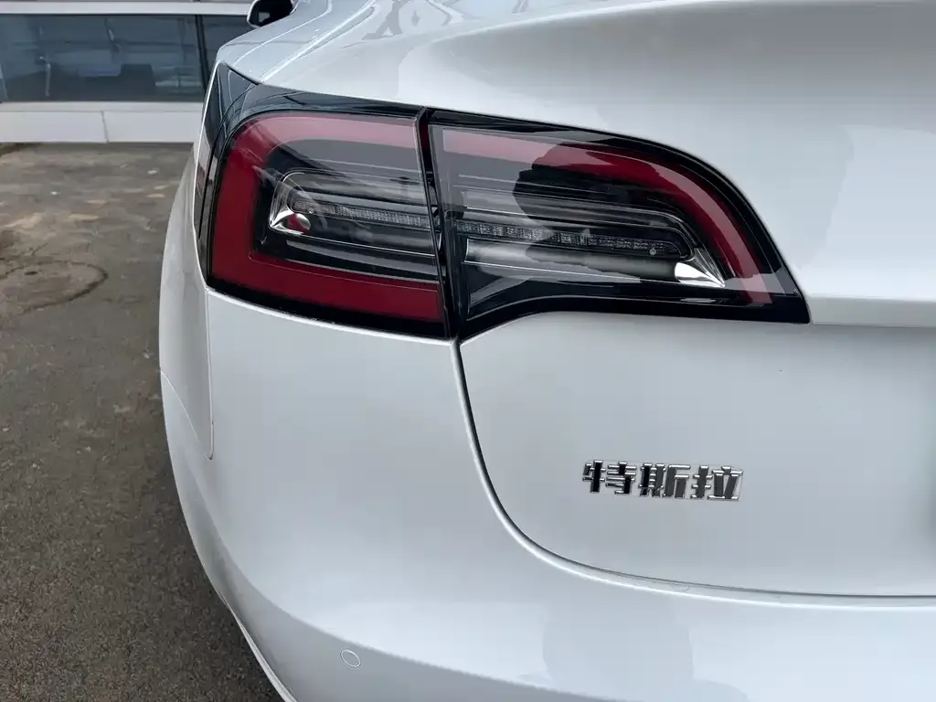 Tesla Model 3 — фото 3