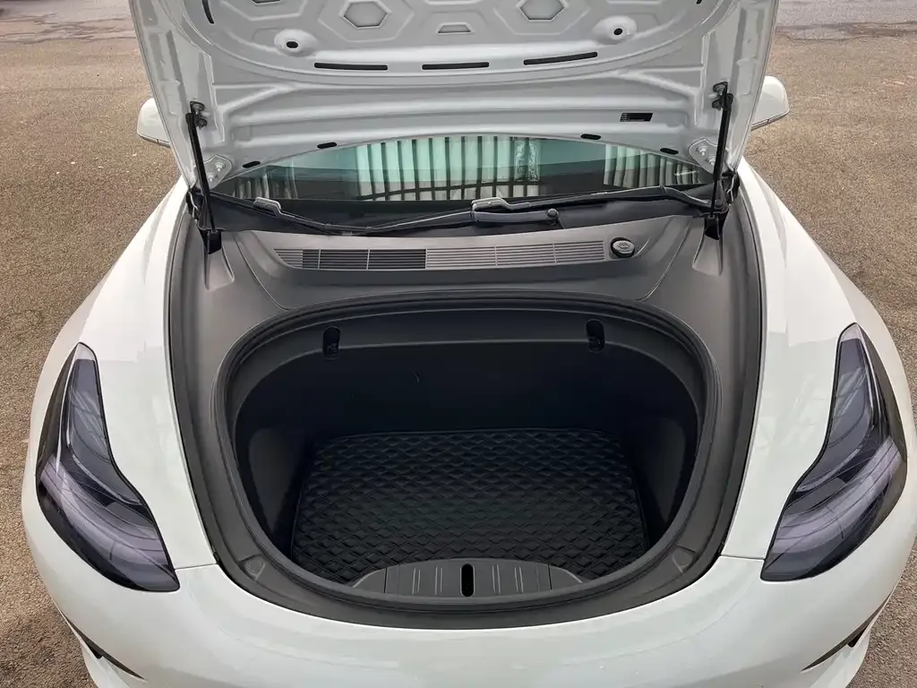 Tesla Model 3 — фото 9