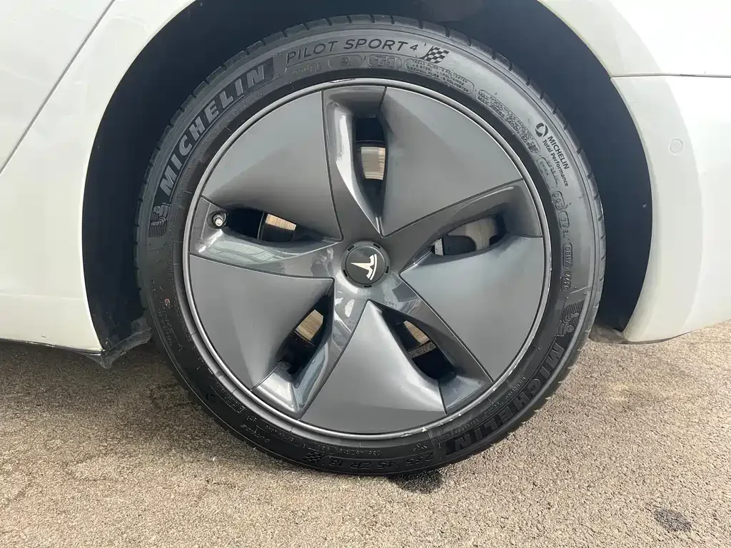 Tesla Model 3 — фото 10