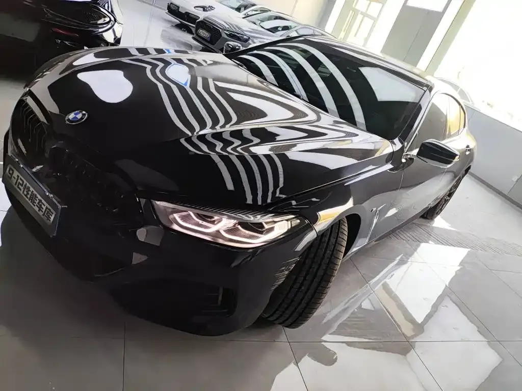BMW 8 Series — фото 1