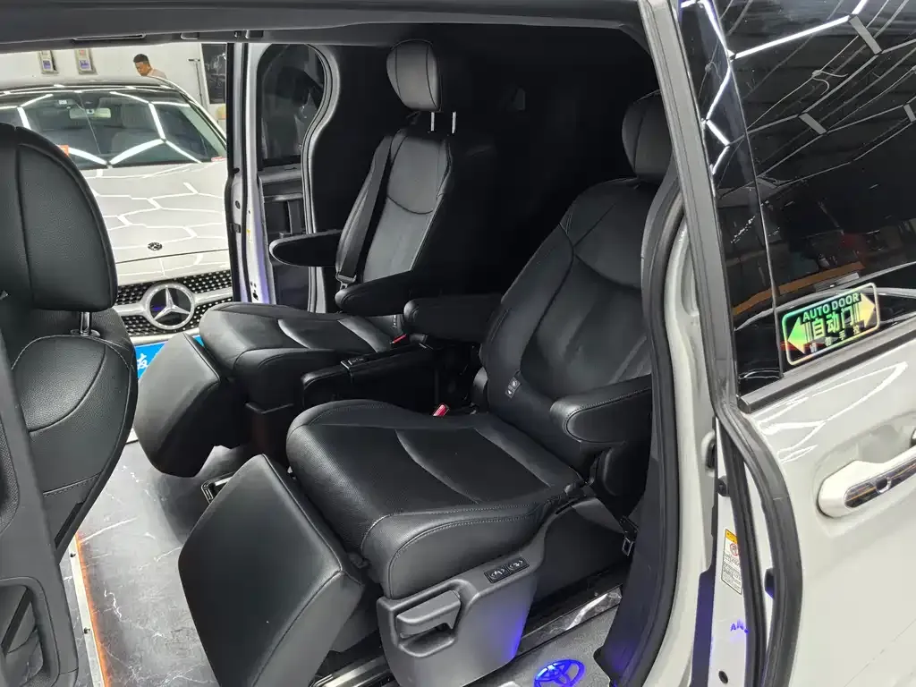 Toyota Sienna — фото 4
