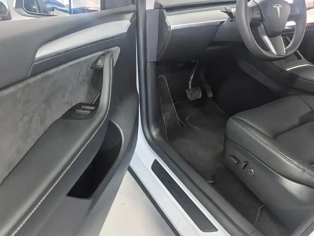 Tesla Model Y — фото 9