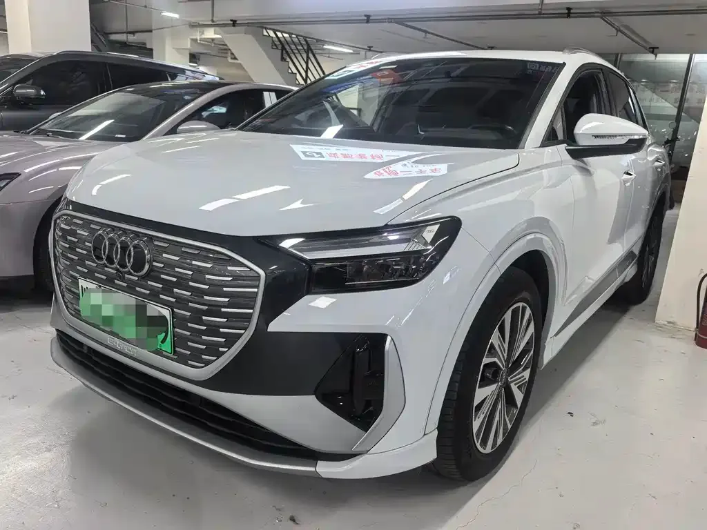 Audi Q4 e-tron — фото 1