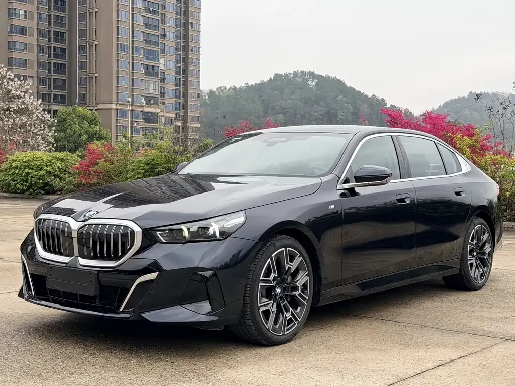 BMW 5 Series — фото 1
