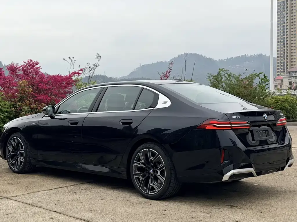 BMW 5 Series — фото 10