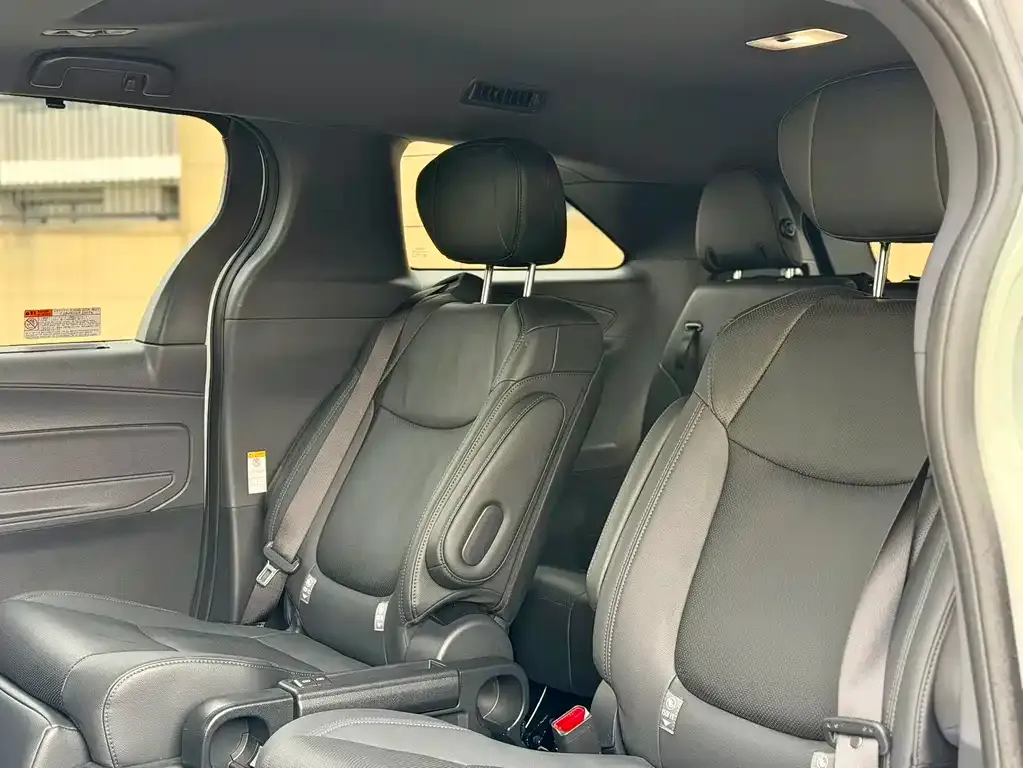 Toyota Sienna 2024 из CN, фото 3
