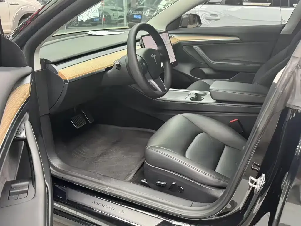 Tesla Model 3 — фото 10