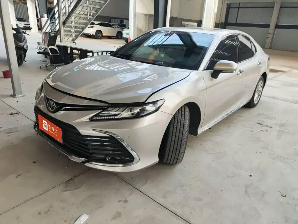 Toyota Camry — фото 1
