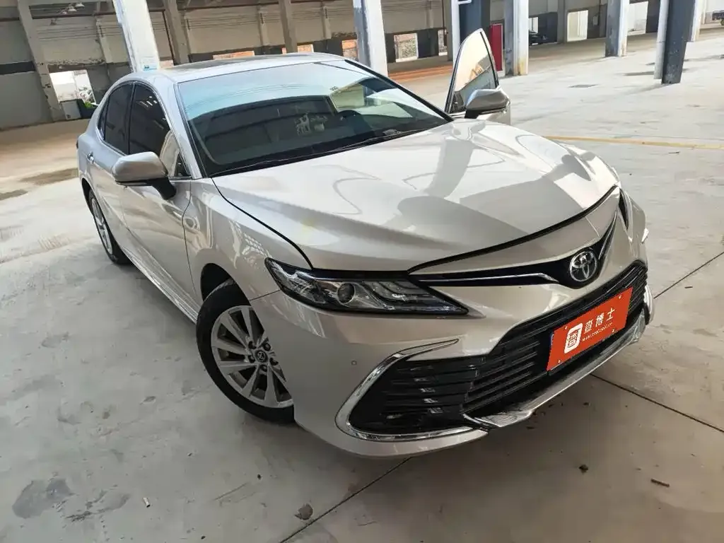 Toyota Camry — фото 2