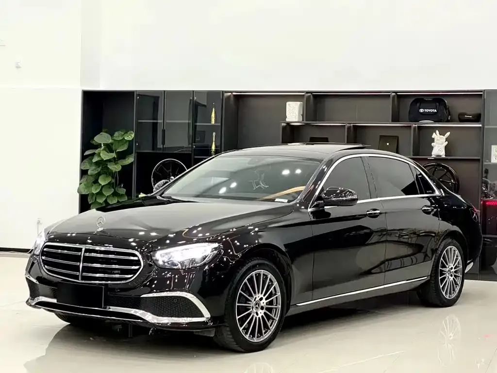 Mercedes-Benz E-Class — фото 1