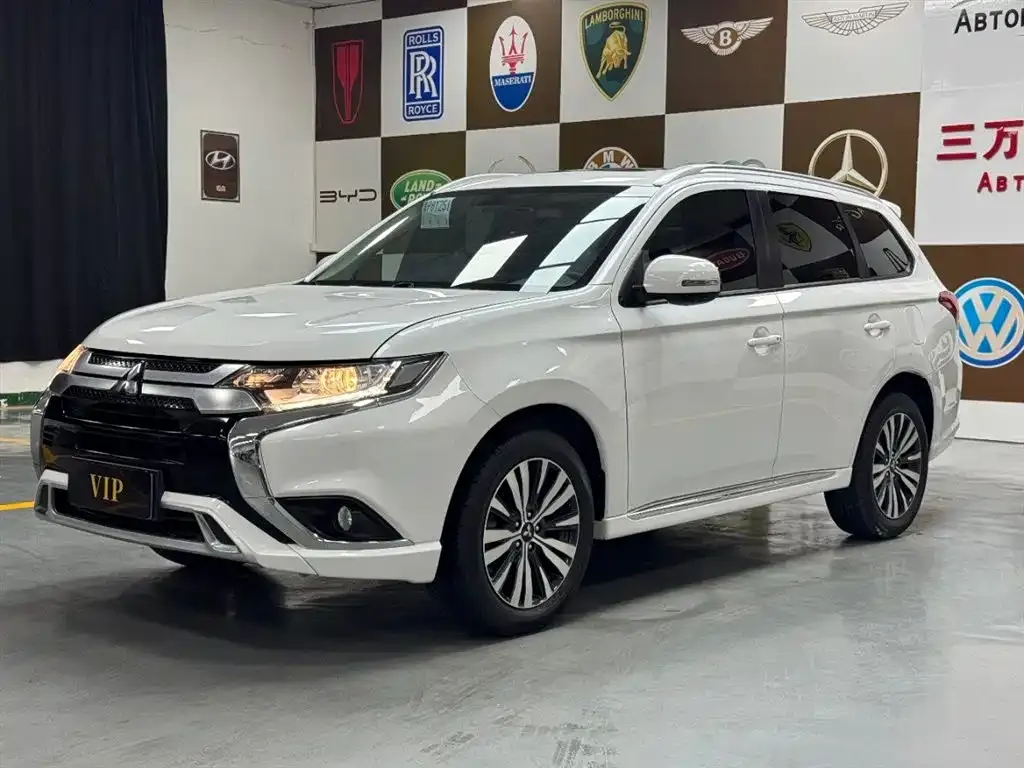 Mitsubishi Outlander — фото 1